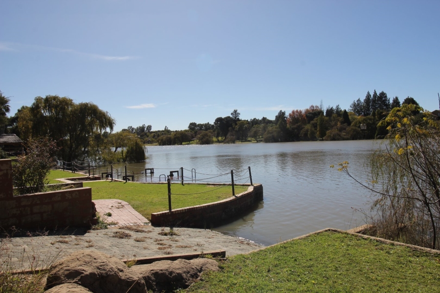 2 Bedroom Property for Sale in Lake Deneysville Free State